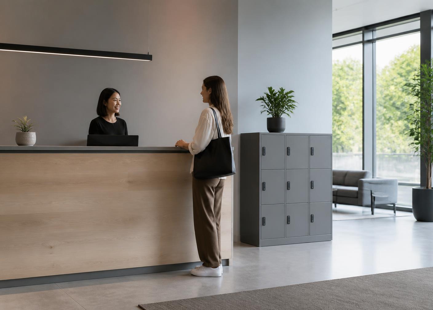 Bezoeker bij een receptiebalie met een compacte lockerkast ernaast