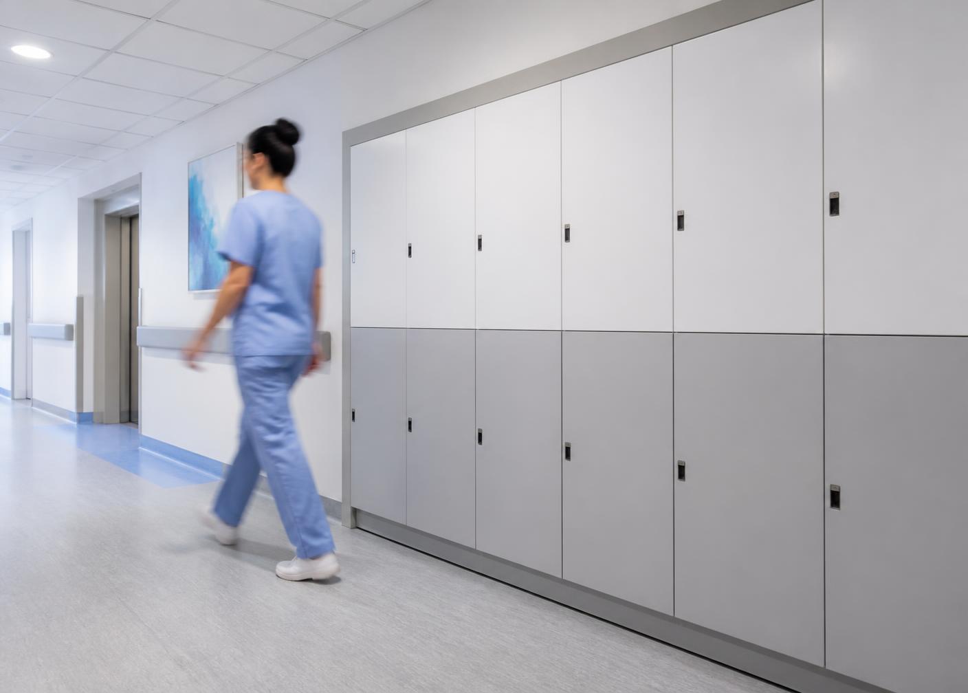 Ziekenhuisgang met een wand van personeelslockers
